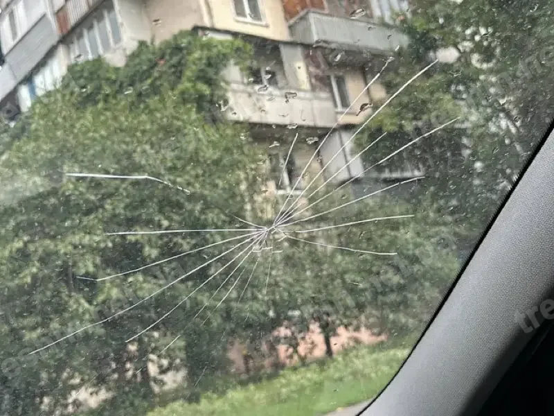 Разошедшаяся трещина на лобовом стекле — вид из салона автомобиля