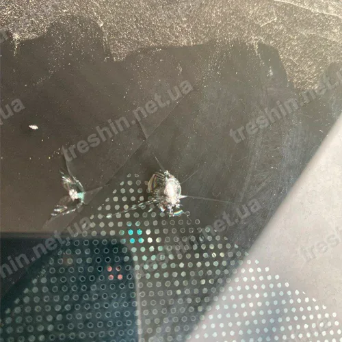 Два сколи біля нижнього краю лобового скла