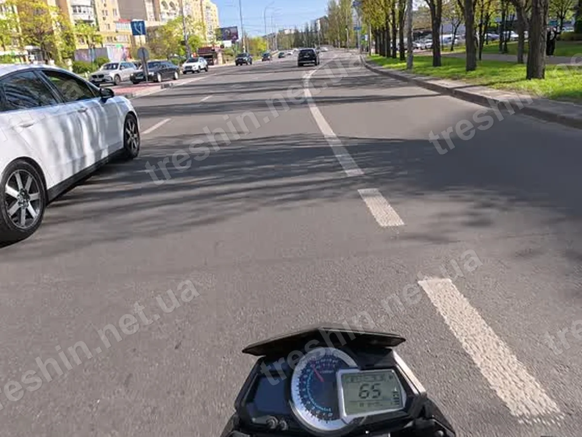 Майстер виїжджає на ремонт лобового скла на мотоциклі
