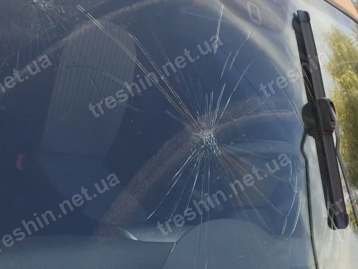 Павутина тріщин на лобовому склі — таке скло міняють