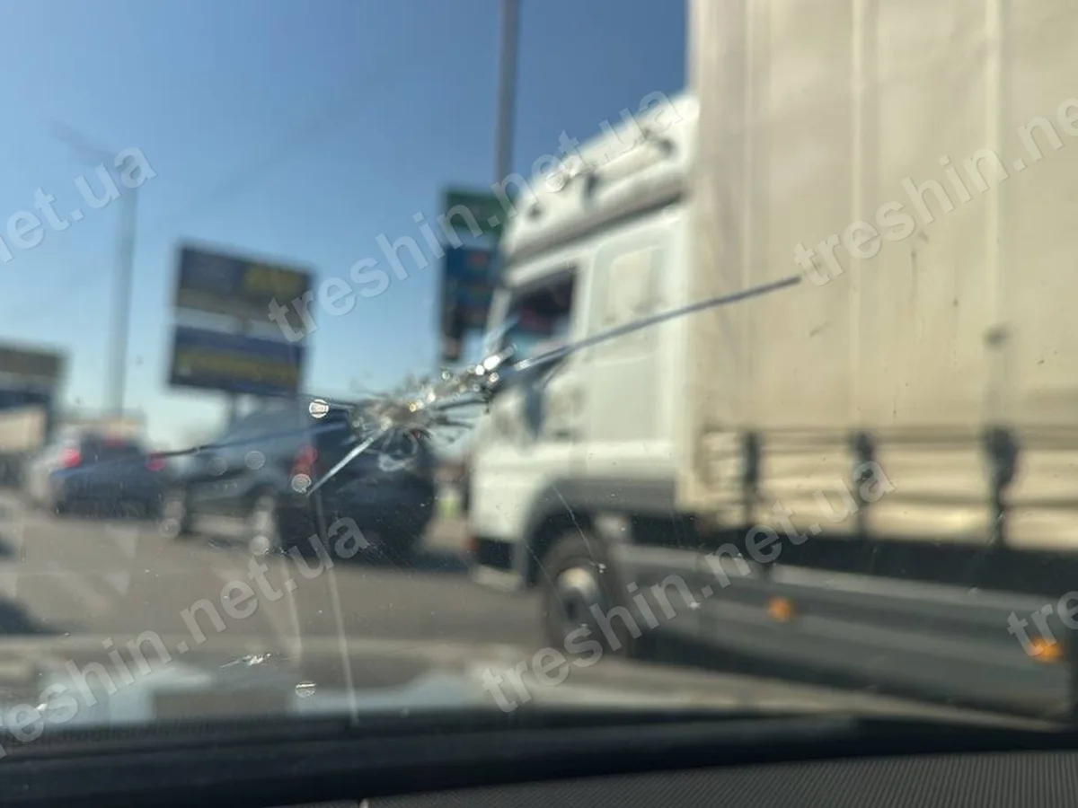 Тріщина на лобовому склі, поруч вантажівка в потоці